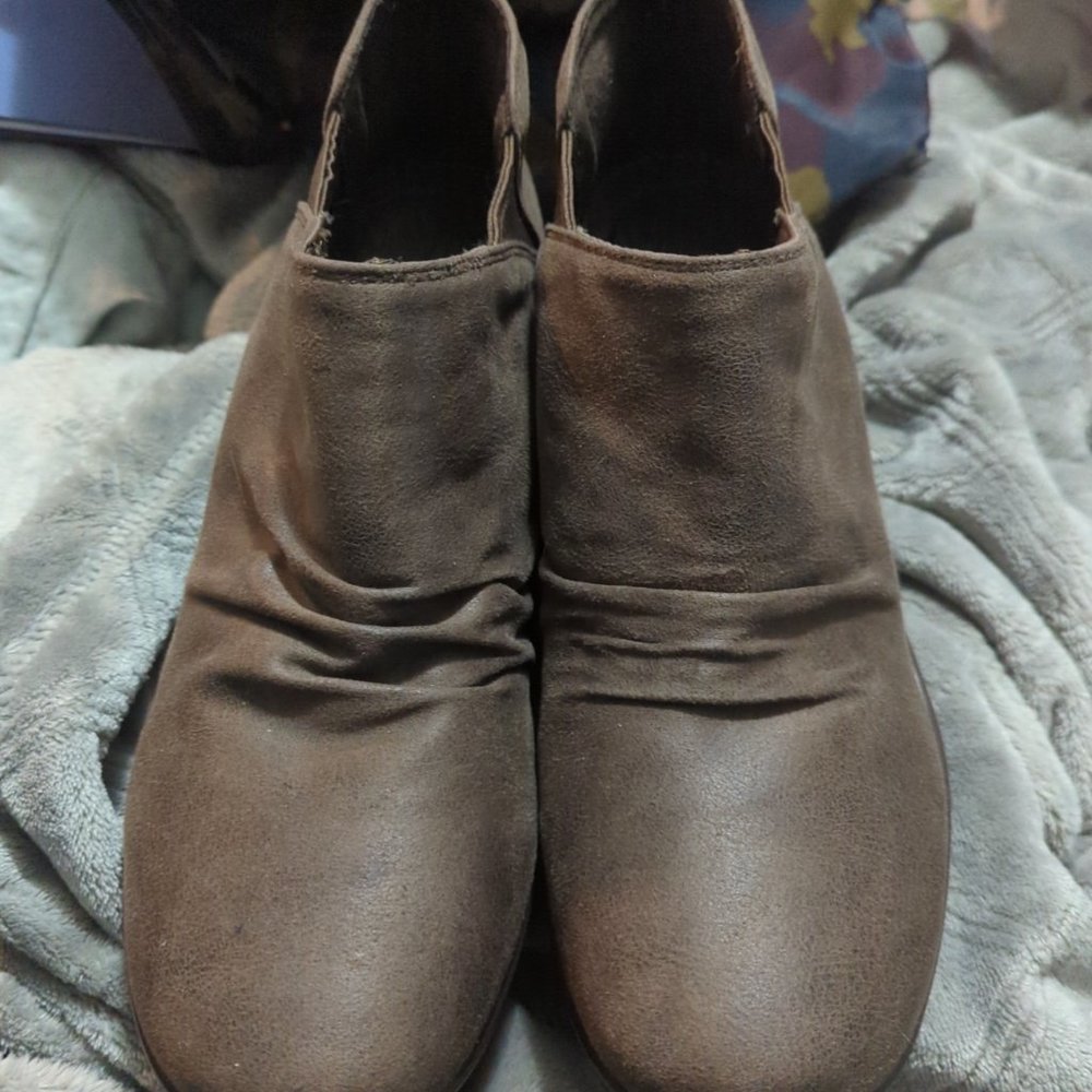 Women's size 11 Skechers wedge boots